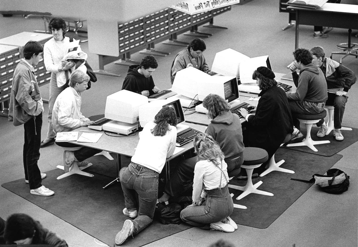 学生在米切纳图书馆使用电脑的档案图片